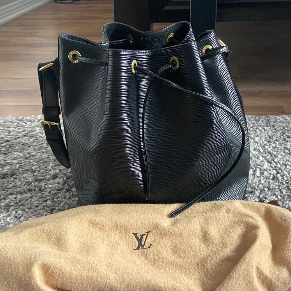 Louis Vuitton petit noe shoulder bag epi leather